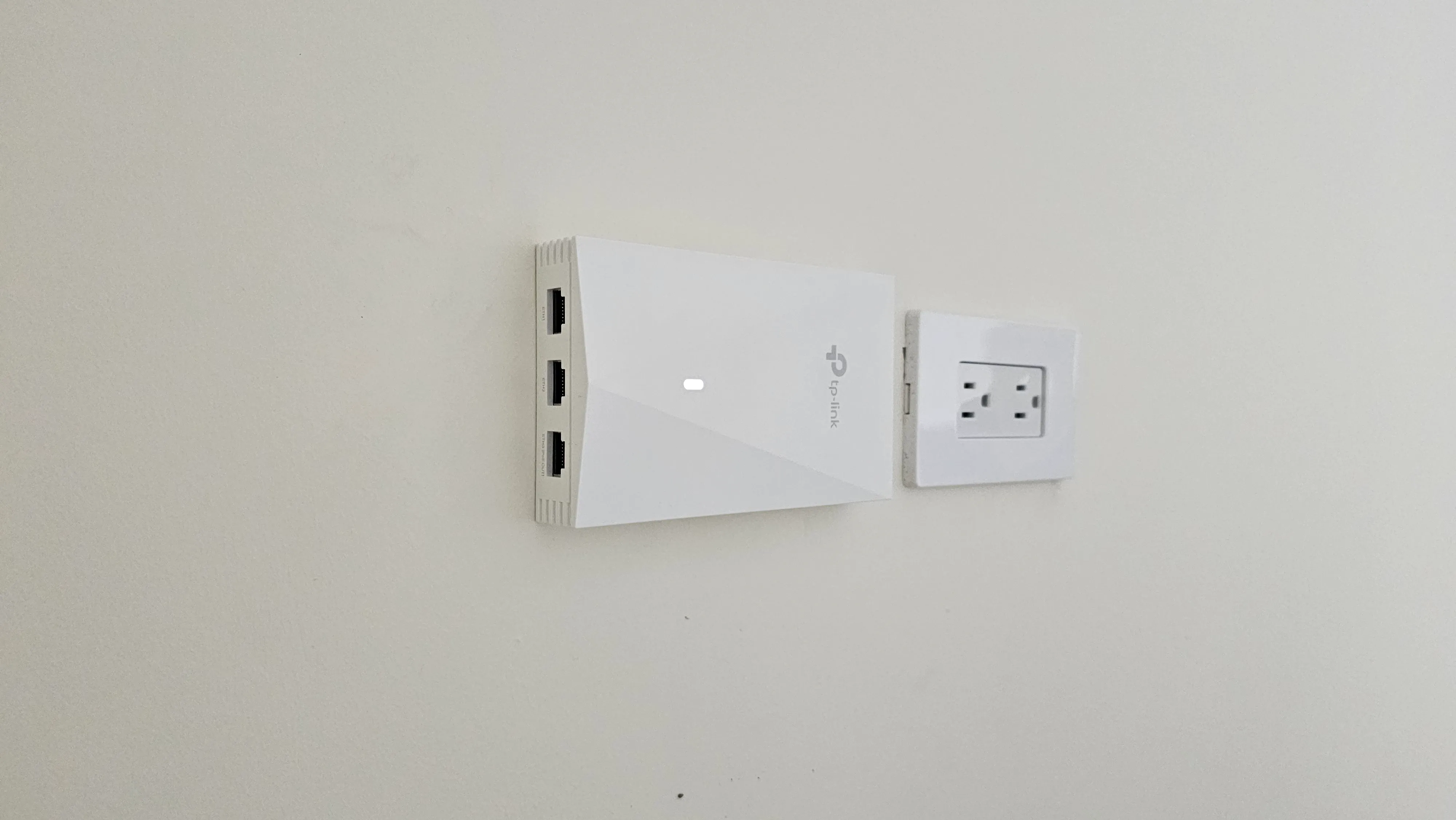 access point para wifi instalado en pared