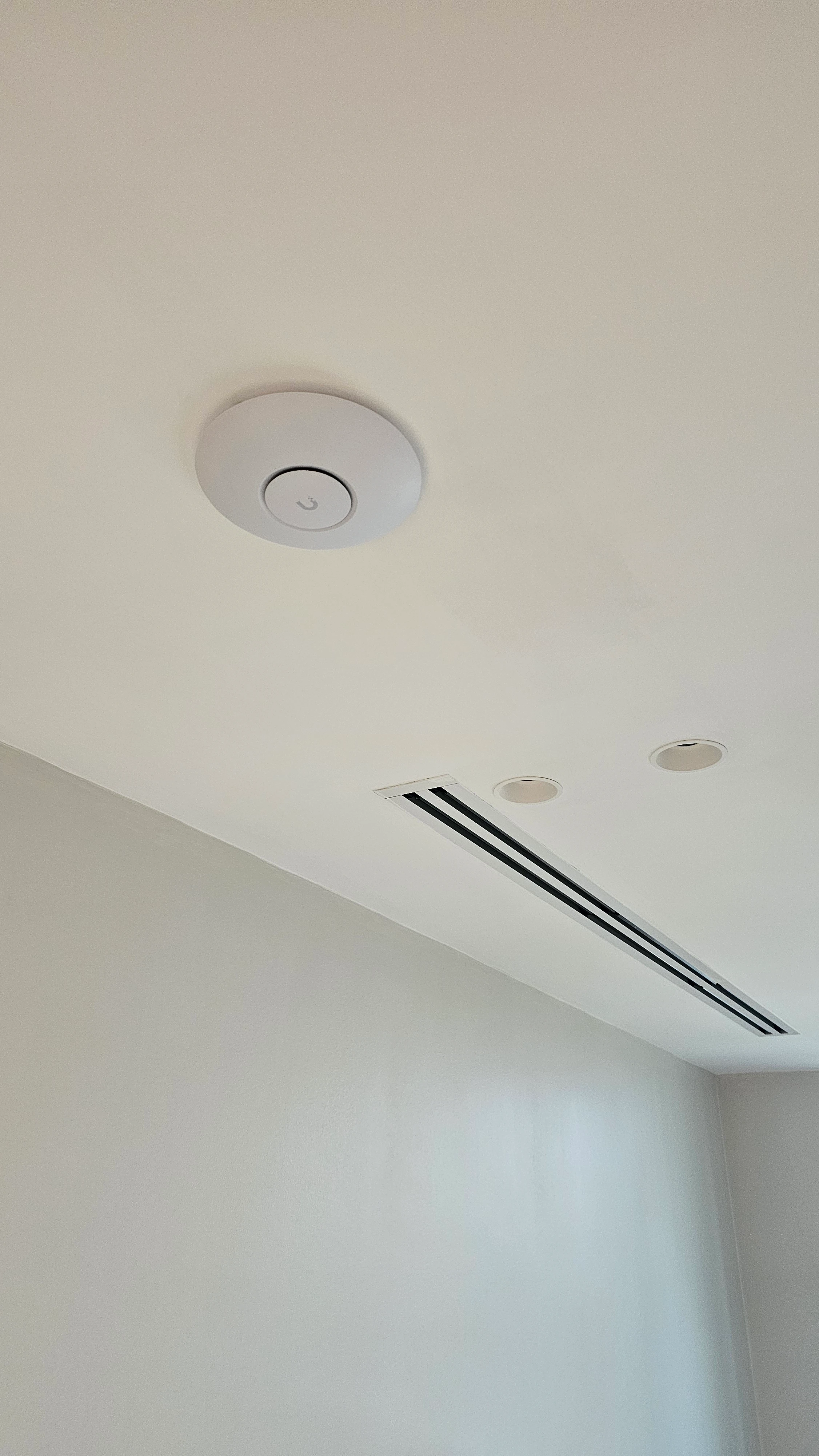 wifi access point instalado en techo