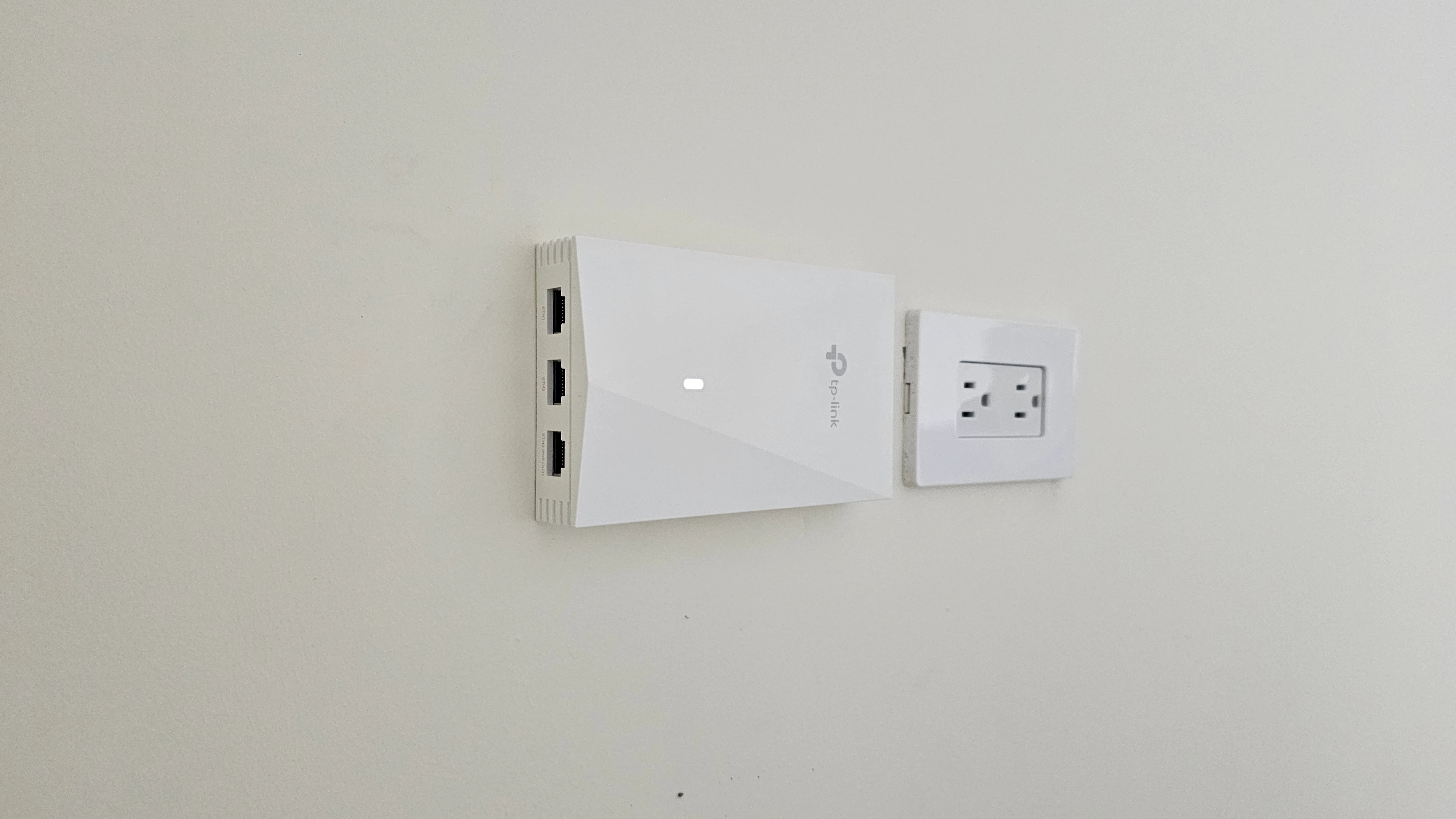 access point para wifi instalado en pared