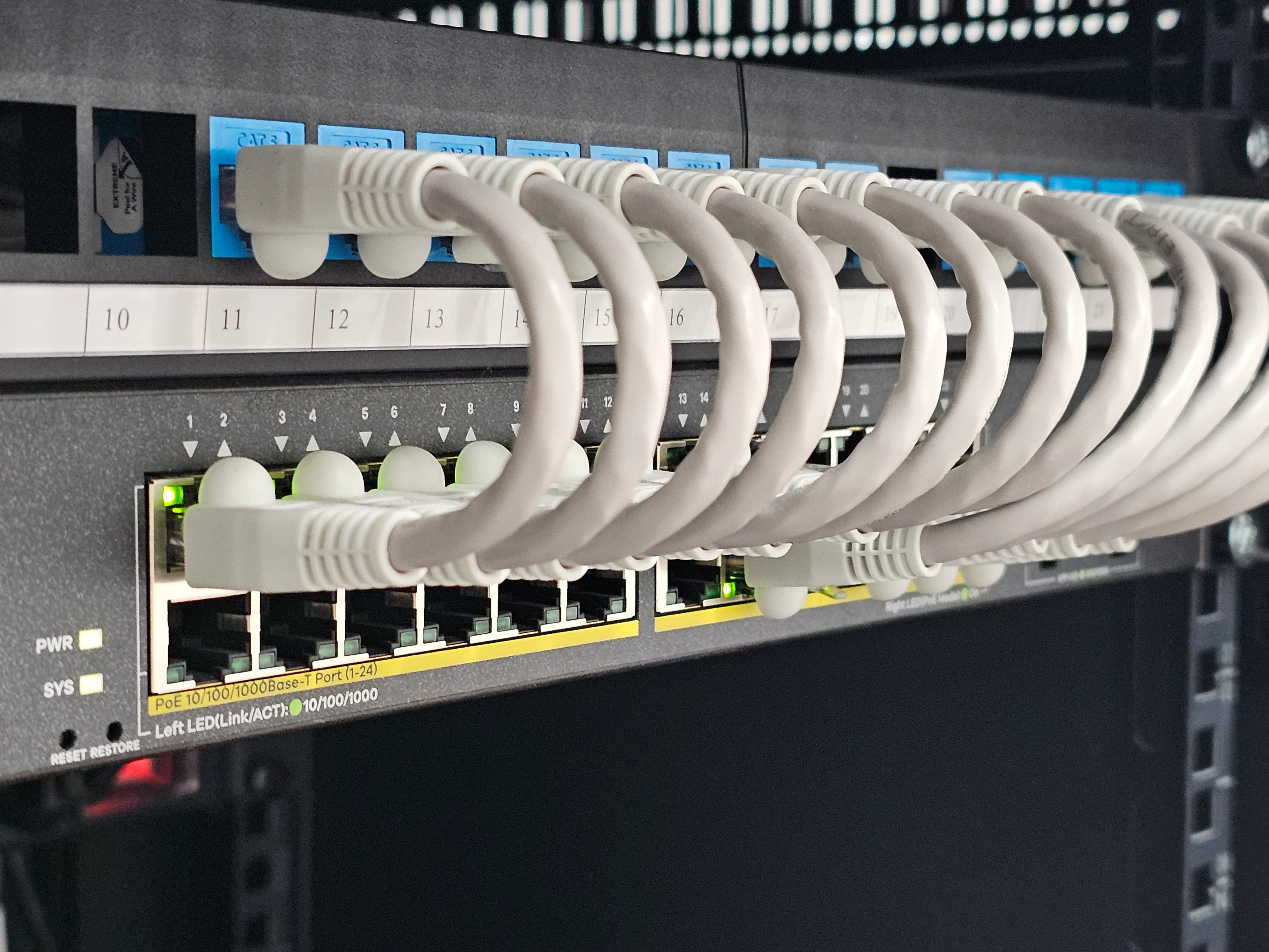 red de datos cableada con cables organizados y estéticos