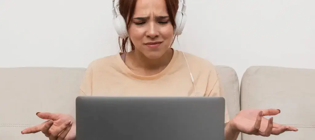 mujer frustrada con su laptop por no tener internet